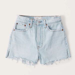 NWOT Curve Love high rise the mom short light wash
